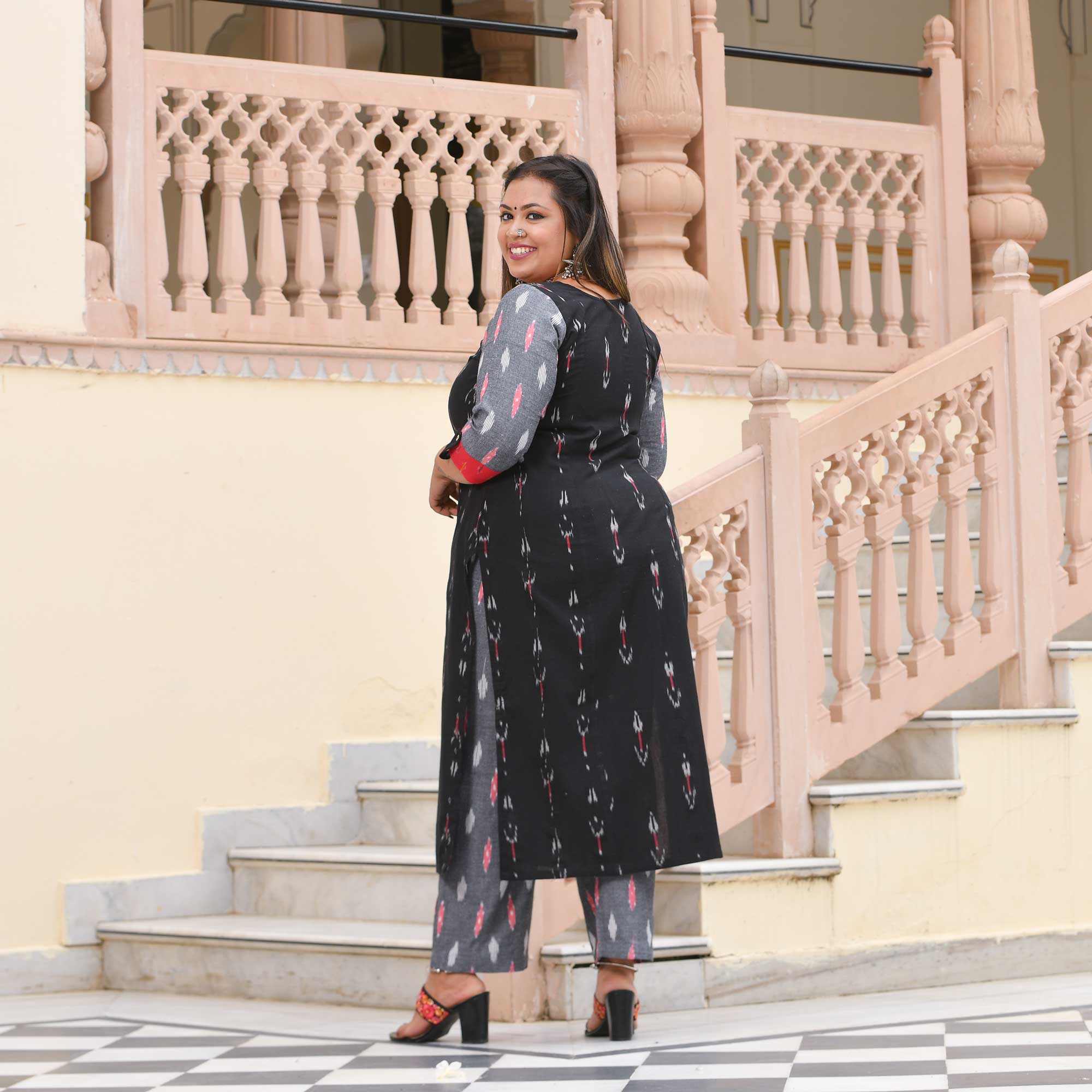 Harshit Hriday Handwoven Ikkat Kurta (Black & Grey)